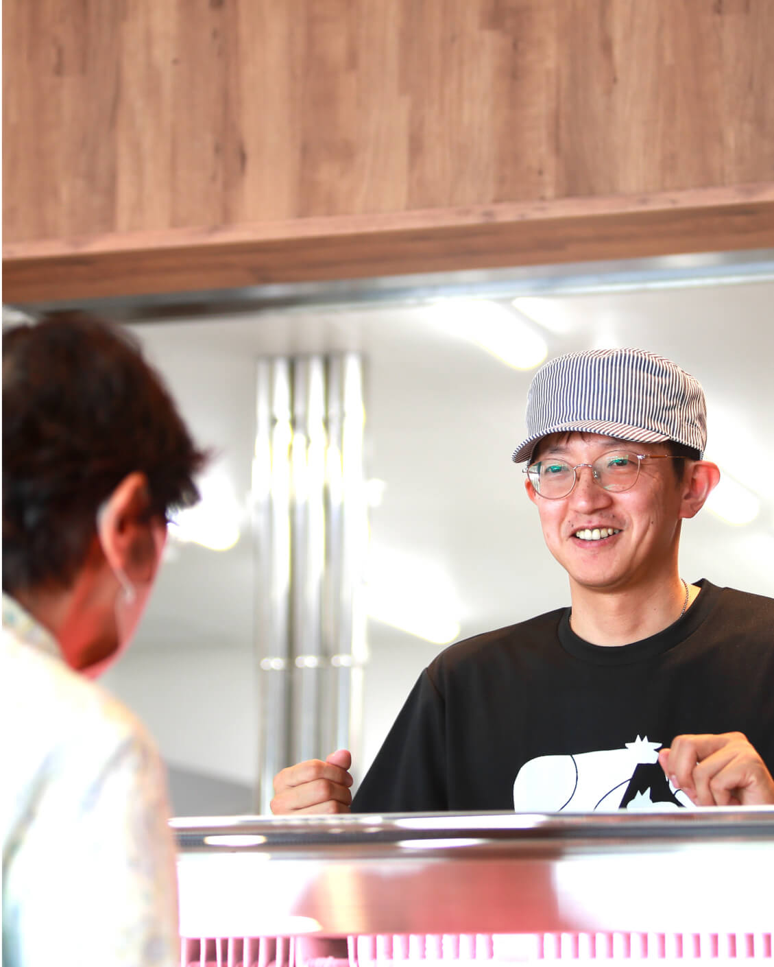 お客様と話すオーナー