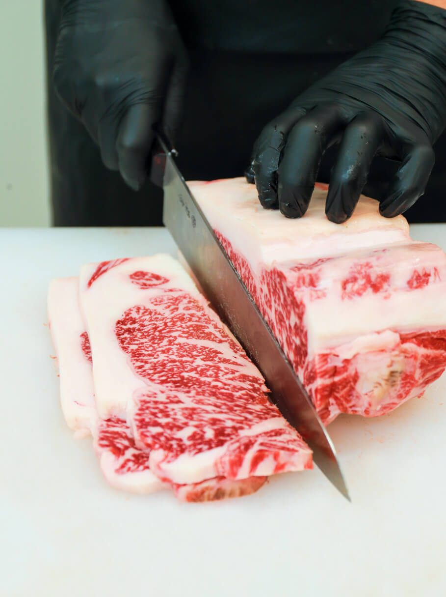 能登牛を切る様子