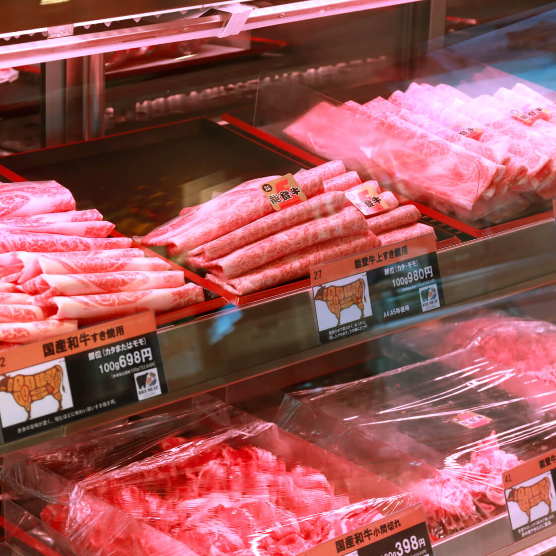 ガラスケースに並ぶ能登牛